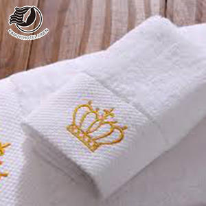 Juego de Toallas Blancas de Algodón 100% con Ribete Dobby y Logotipo Bordado para Hotel, Manos, Cara y Baño - Product Image 4