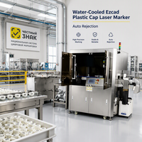 Capuchon de bouteille en plastique fabriqué par une machine de marquage laser de type volant, refroidi par eau, avec inspection visuelle haute vitesse Ezcad et dispositif de rejet automatique