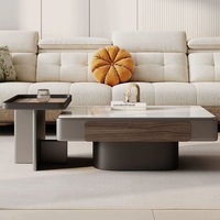 Ensemble de tables basses combinées contemporaines à cadre métallique et plateau en faux marbre, extensibles, mobiles, convertibles et réglables, décoratives