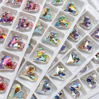 Le diamant artificiel de fantaisie en verre k 9 de couleur de placage d'ongle direct d'usine est utilisé pour les accessoires de décoration d'ongle en gros