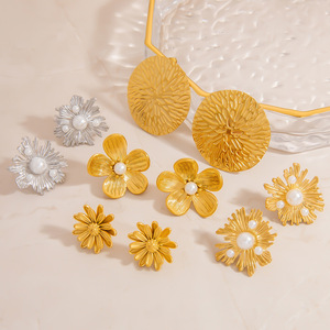 Pendientes de Perlas de Acero Inoxidable con Forma de Flor, Oro de 18K, Resistentes a la Decoloración, para Uso Diario - Product Image 2