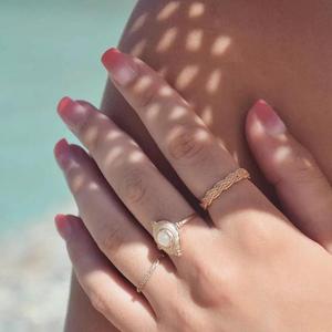 Bague torsadée tricotée intemporelle inspirée de l’or 10 carats, chic français empilable dans un ton doré clair - Product Image 6