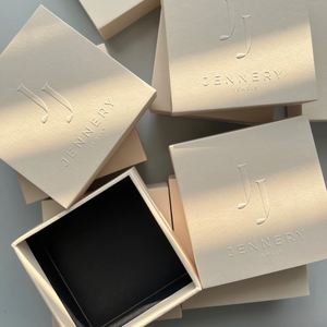 Cajas de Regalo de Joyería Rígidas con Tapa y Base, Minimalistas y de Lujo, con Logotipo Grabado en Relieve en Papel Texturizado Ecológico Personalizado - Product Image 3