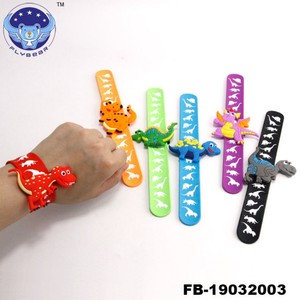 Bracelet à claquer en silicone mignon Flybear en forme de <span class=keywords><strong>dinosaure</strong></span> pour enfants, bracelet à claquer en silicone imprimé avec un <span class=keywords><strong>beau</strong></span> <span class=keywords><strong>dinosaure</strong></span> - Product Image 4