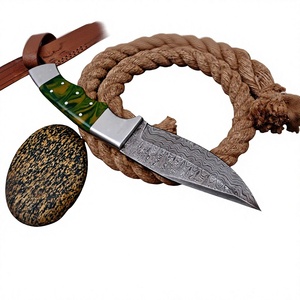 Cuchillo de camping hecho a mano de acero de Damasco con mango de resina verde, hoja de espiga completa, funda de cuero, para uso en exteriores, a la venta en línea. - Product Image 3