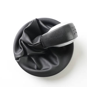 Poignée de levier de vitesse ergonomique en cuir pour modèles avec logo - Product Image 4