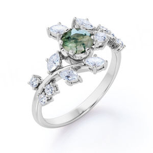 แหวนหมั้นทรงกลมทำจากอาเกตสีเขียวมอสทึบแสงและมอยส์ซาไนต์ ชุบทองคำขาว 18K บนตัวเรือนเงิน พร้อมการฝังแบบ Prong Setting - Product Image 3