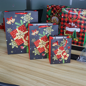 Kích Thước Tùy Chỉnh In Đầy Đủ Màu Sắc Giáng Sinh Lễ Hội Mua Sắm Món Quà Tráng Túi Giấy Hàng Khối Trong Kho Sẵn Sàng Để Tàu Túi Giấy - Product Image 1
