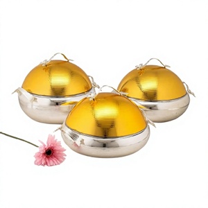 Ensemble de trois chauffe-plats métalliques ronds faits à la main, design élégant, nouveau chauffe-plats en métal classique et stylé - Product Image 1