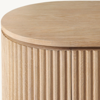 Buffet moderne en chêne Sovereign à 4 portes avec panneaux cannelés et poignées en laiton, comptoir en bois, credenza nordique, armoire de cuisine