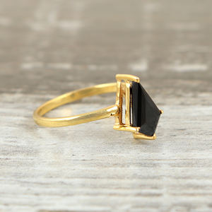 Anillo de Piedra Preciosa de Ónice Negro en Forma de Triángulo con Acabado Dorado, Joyería Minimalista Hecha a Mano para Mujer - Product Image 3