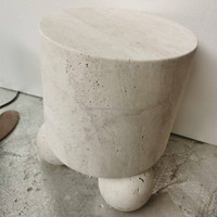 Table basse en travertin naturel, design perlé, table ronde en pierre artisanale sur mesure pour un espace de vie moderne
