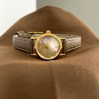 La nouvelle montre à quartz pour femme de GEDI est dotée d'un bracelet en cuir d'alligator rouge bordeaux, qui est résistant à l'eau, élégant et