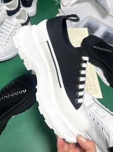 รองเท้าผ้าใบแฟชั่นสไตล์เกาหลีแบบคลาสสิกขายส่ง รองเท้าลำลองแบบผูกเชือกสำหรับผู้ชายและผู้หญิง ทำจากผ้ายีนส์ เหมาะสำหรับใส่เดินเล่นหรือเล่นกีฬา - Product Image 2