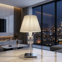 Lampe de table en cristal avec abat-jour en tissu plissé, prismes en cristal suspendus, lampe de chevet de luxe pour la décoration de chambre d'hôtel