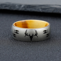 POYA Bague de style classique en acier inoxydable argenté Oliver Wood Liner de 8mm pour mariage et anniversaire avec un motif de cerf noir