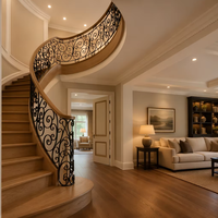 Escalier en colimaçon à marches courbes sur mesure en chêne rouge pour l'intérieur d'une villa
