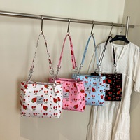 Sac fourre-tout pour femme à imprimé fraises, directement de l'usine, sac à main à chaîne multicolore, sac fourre-tout décontracté de grande capacité pour femmes, pour un usage quotidien
