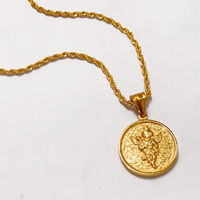 Venta al por mayor personalizado chapado en oro grabado Cupido Ángel colgante collar 18K hombres collar de acero inoxidable joyería impermeable