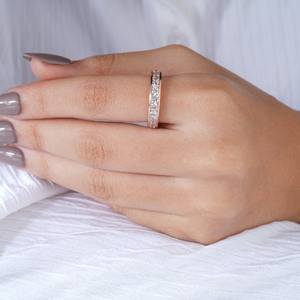 Bague de mariage classique en or rose avec moissanite taille ronde, élégante, sertie en canal, pour femme, bijou demi-éternité pour anniversaire - Product Image 6