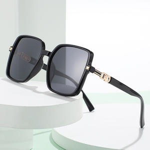 Lunettes de soleil rétro à monture carrée Tr90 pour femmes, verres noirs en PC, UV400, légères, style coréen, surdimensionnées, à la mode, style streetwear - Product Image 1