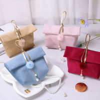 Élégante pochette en velours pour mini bonbons avec pompon en perles et boule moelleuse, petit sac de rangement élégant pour cadeaux de fête, bijoux, emballage cadeau