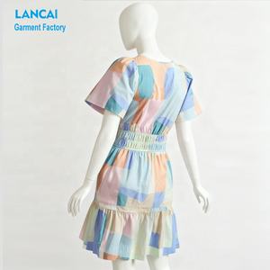 Fabricante de Ropa Personalizada OEM, Vestido Midi Plisado sin Tirantes con Estampado de Lunares y Bolsillos Laterales para Mujer - Product Image 1