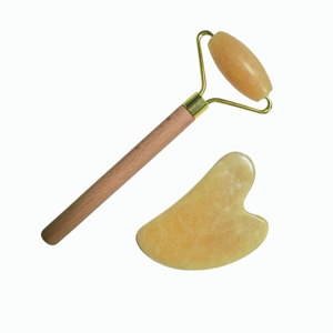 Ensemble beauté en jade jaune avec rouleau facial à manche en bois et Gua Sha en forme de cœur pour soins du visage et spa à domicile - Product Image 2