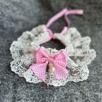 Vente en gros de bandana pour animaux de compagnie bavoir chien chat dentelle bandana écharpe nœud avec collier d'accessoires de perles