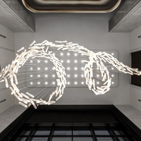 Lustre moderne en verre blanc conçu sur mesure allumant une suspension de forme longue pour une application hôtelière
