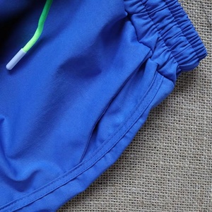 Pantalones Cortos Deportivos Azul Brillante con Logotipo Personalizado, Tela de Secado Rápido, Cintura con Cordón Ajustable, Dobladillo Dividido, para Deportes y Running - Product Image 5