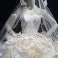 Robe de mariée personnalisable moderne en satin ivoire, sans bretelles, avec dentelle florale 3D, coupe trapèze, longueur ras du sol, à nouer, naturelle