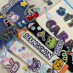 Patchs brodés thermocollants et autocollants sans couture pour vêtements, motif alphabet dessin animé, écologiques - Product Image 1