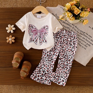 Conjunto de <span class=keywords><strong>Ropa</strong></span> para Niña, Estilo <span class=keywords><strong>Retro</strong></span> de Verano, Estampado de Leopardo, Gráfico con Lazo, Conjunto de Dos Piezas, Camiseta de Manga Corta y Pantalones Acampanados para Niña Pequeña - Product Image 1