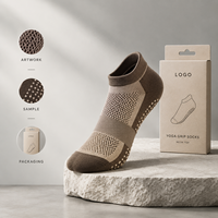 Chaussettes de yoga antidérapantes taupe, coupe basse, dessus en maille respirante, ajustement souple pour studio, couverture directionnelle, OEM, marque privée, échantillonnage en vrac, emballage