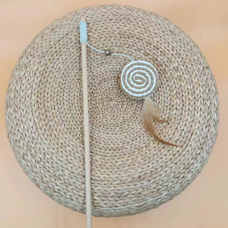 Poste de madera, cuerda de papel, piruleta.