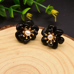 Boucles d'oreilles pendantes en perles d'eau douce en forme de fleur, avec finition plaquée or, style bohème ethnique pour femmes - Product Image 3