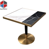 Grande table carrée d'extérieur en marbre naturel avec base dorée et noire