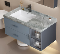 Meuble de salle de bain gris moderne avec miroir intelligent, en bois massif multicouche, pierre frittée et verre cannelé, unité de rangement pour appartement et villa