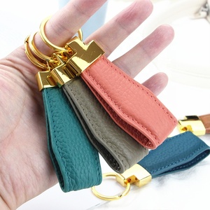 Porte-clés en cuir artisanal personnalisé de haute qualité, porte-clés de voiture en cuir et métal de luxe pour petit cadeau - Product Image 2