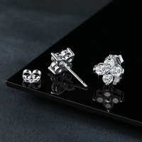 Anting-anting bunga semanggi empat daun berbahan perak S925 dengan moissanite untuk wanita, siap kirim, perhiasan pernikahan