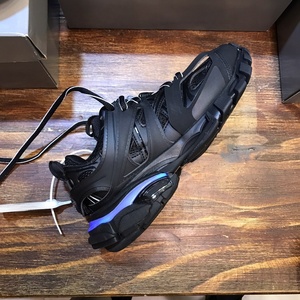 Zapatillas deportivas LED Track 3.0 de diseño lujoso de alta gama, zapatillas retro para correr, zapatillas de tenis con forro de malla suave, estilo boyfriend - Product Image 1