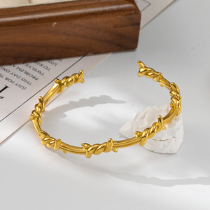 Xixi กำไลข้อมือสแตนเลสชุบทอง18K ทรงตัวซีสำหรับผู้หญิงกำไลข้อมือแฟชั่น - Product Image 2