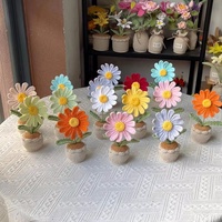 Bunga Daisy Rajutan Tangan Warna-warni dalam Pot, Bunga Buatan 3D Realistis dari Katun Susu untuk Dekorasi Pernikahan & Rumah Bergaya Boho, Cocok untuk Hadiah