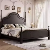 Lit double vintage français de style mi-siècle avec cadre en chêne et tête de lit sculptée ornée pour chambre principale à domicile - Vente en gros