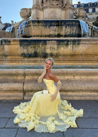Robe longue plissée élégante sans bretelles avec corset, ourlet large à fleurs 3D et dos lacé, idéale pour les soirées et événements formels – Vente en gros, couleur jaune