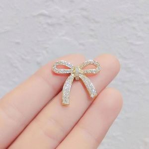 Nouvelle Broche Nœud Papillon Diamant Tendance, Exquise et Compacte, en Strass, Polyvalente pour Femme, pour Costume de Mariage, en Alliage Plaqué Or - Product Image 2
