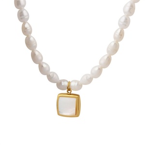 Colliers de haute qualité pour femmes, chaîne en perles d'eau douce, pendentif carré en coquille plaqué or - Product Image 1