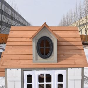 Casita de Juegos de Madera Gris para Niños, Casita de Juegos para Patio Trasero con Mostrador, Pared de Tres en Raya y Puerta con Huellas de Patas - Product Image 5