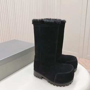 Zapatos de diseñador de alta calidad para hombre y mujer. Botas de diseñador para hombre, de caña baja, con forro de piel, en combinación de colores blanco y negro. - Product Image 1